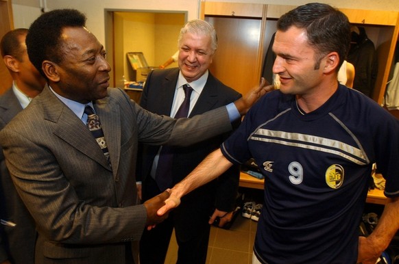 Brazilian soccer legend Pele, Edson Arantes do Nascimento, left, speaks with Swiss Stephane Chapuisat, right, player of Young Boys, before the game Servette FC vs BSC Young Boys, in the Geneva Stadium ...