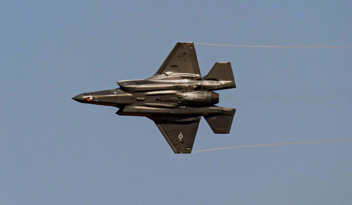 epa12537589 US Air Force's F-35 fighter jet performs a flying display during the Dubai Airshow 2025 at the Dubai World Central (DWC), also known as Al Maktoum International Airport, in Jebel Ali, ...