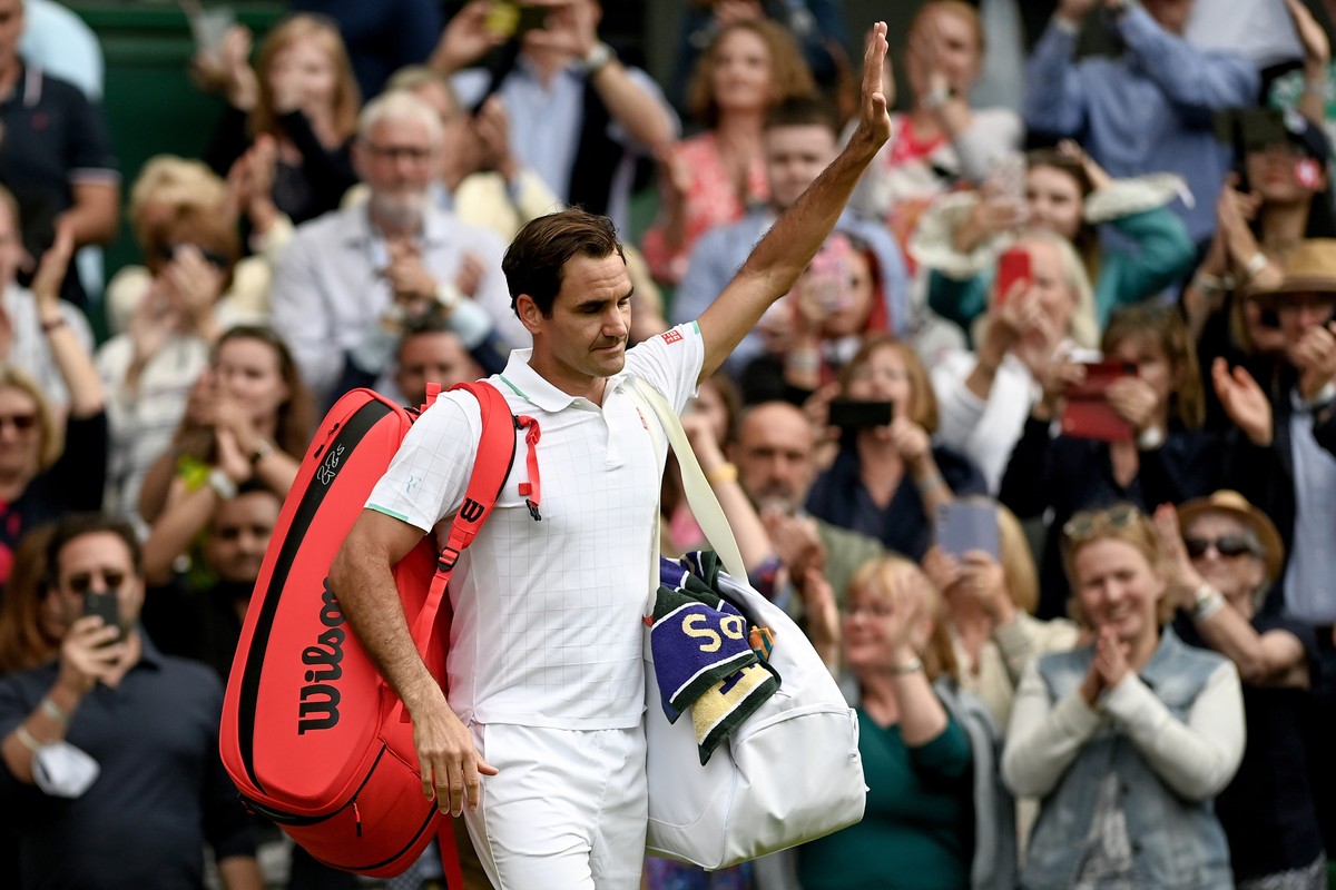 epaselect epa09329381 Roger Federer of Switzerland reacts as he leaves the court after the men's quarter final match against Hubert Hurkacz of Poland at the Wimbledon Championships, in Wimbledon, ...