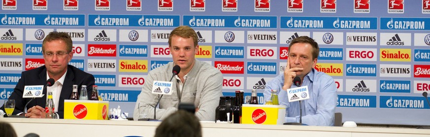 April 2011: Flankiert von Trainer Ralf Ragnick und Sportdirektor Horst Heldt verkündet Manuel Neuer seinen Abschied von Schalke.&nbsp;