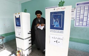 Der schiitische Kandidat Moqtada al-Sadr&nbsp;gibt seine Stimme ab.