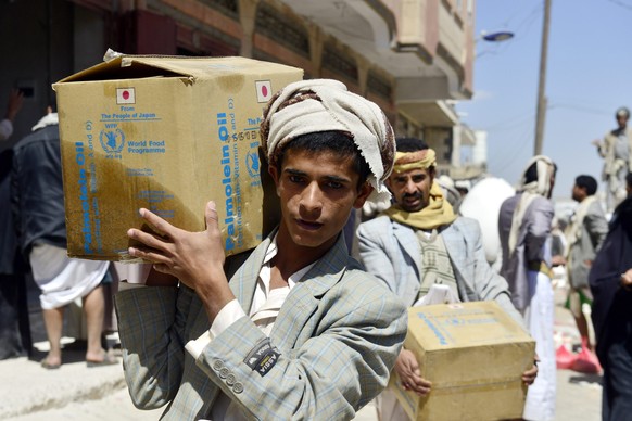 Ein Mann im Jemen mit Nahrung, welche das WFP verteilt hat. In Syrien missbraucht der IS das Logo.&nbsp;