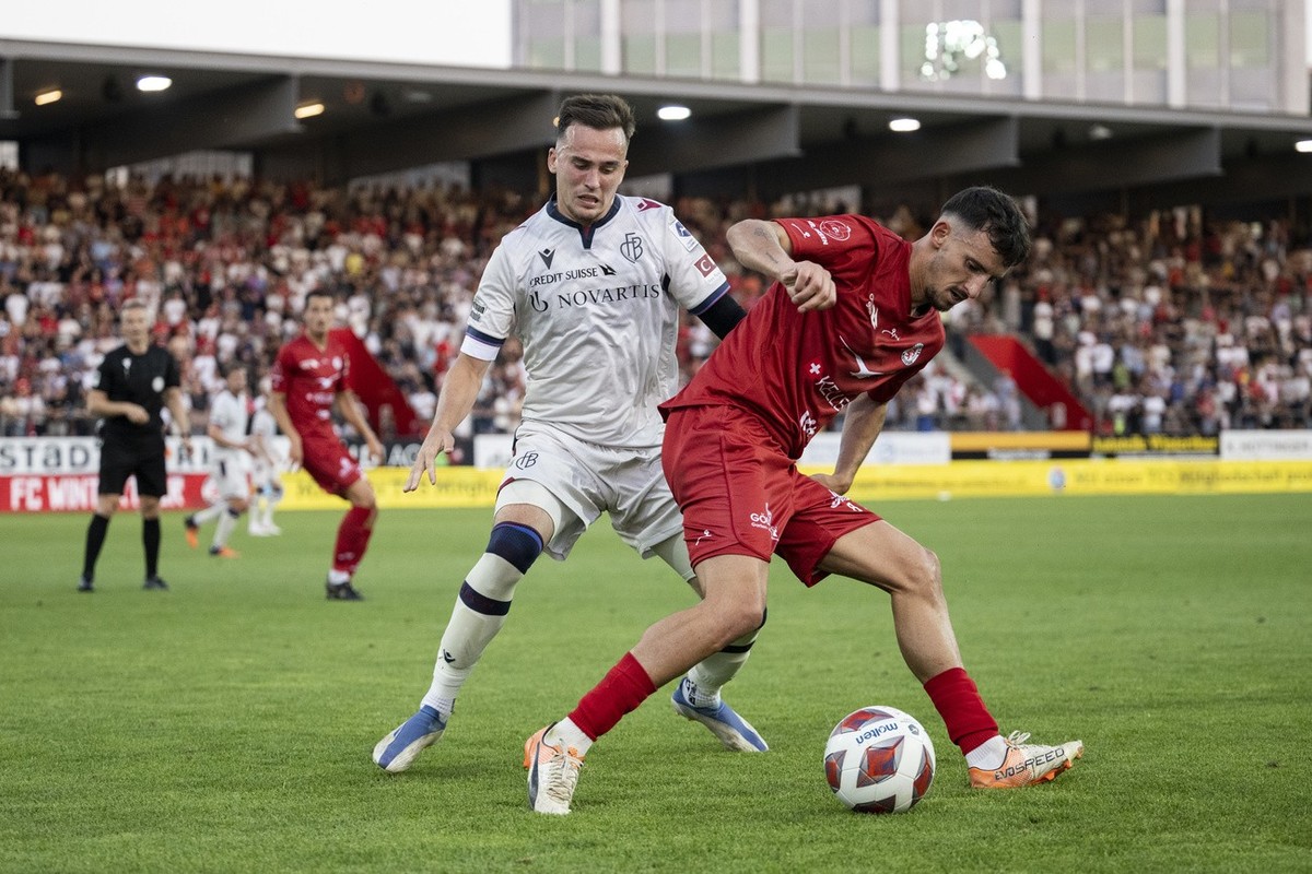 Basels Liam Millar, links, spielt um den Ball mit Winterthurs Samir Ramizi, rechts, im Fussball Meisterschaftsspiel der Super League zwischen dem FC Winterthur und dem FC Basel im Stadion Schuetzenwie ...