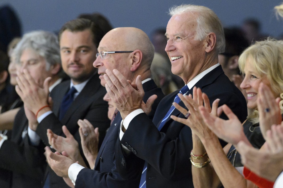 epa05111724 US Vice-President Joe Biden (2-R), Jill Biden (R), US actor Leonardo DiCaprio (L) and German Klaus Schwab (C), founder and president of the World Economic Forum, WEF, applaud after the Cry ...