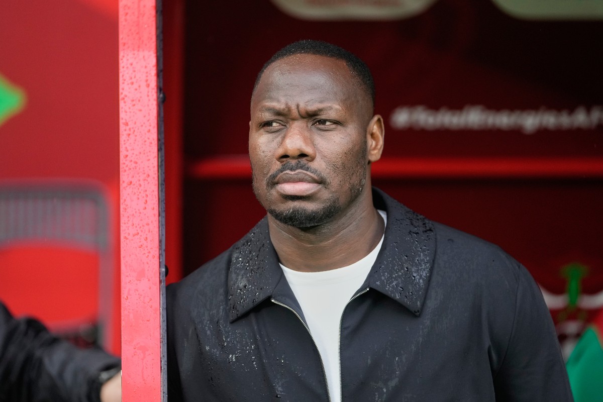 Senegal's coach Pape Thiaw stands before the Africa Cup of Nations group D soccer match between Senegal and Botswana in Tangier, Morocco, Tuesday, Dec. 23, 2025. (AP Photo/Mosa'ab Elshamy)
M ...