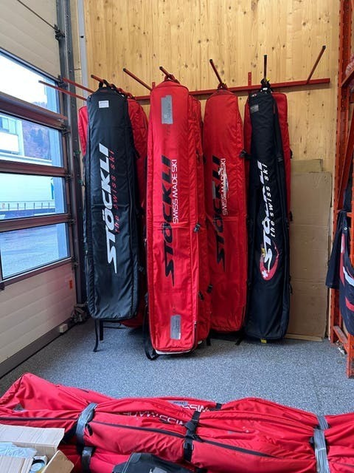 Les sacs de transport des lattes de Marco Odermatt, qui contiennent chacun deux paires.