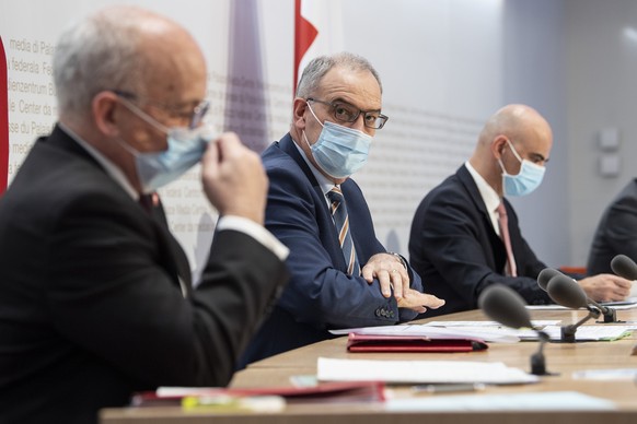 Bundesrat Ueli Maurer, Bundespraesident Guy Parmelin und Bundesrat Alain Berset, von links, sprechen an einer Medienkonferenz zu Covid 19 Massnahmen, am Mittwoch, 27. Januar 2021, in Bern. (KEYSTONE/P ...