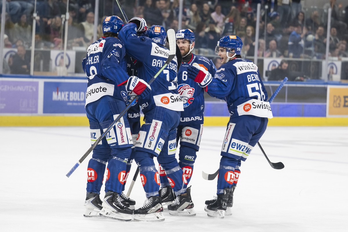 ZSC Lions, ZSC, feiert das 3:0 von Justin Sigrist (ZSC), im Spiel der Eishockey National League zwischen den ZSC Lions und dem SC Rapperswil-Jona Lakers, am Freitag, 16. Oktober 2026 in der Swiss Life ...