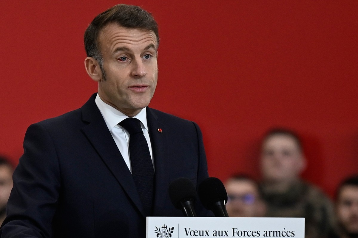 epa12650913 French President Emmanuel Macron delivers a speech during a visit to the Istres Air Force Base in Istres, southern France, 15 January 2026. The French president travelled to the Istres air ...