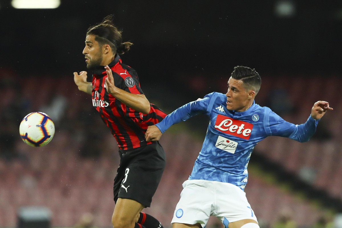 Napoli's Jose Callejon, right, and AC and Milan's Ricardo Rodriguez go for the ball during the Serie A soccer match between Napoli and AC Milan at the San Paolo stadium in Naples, Italy, Sat ...