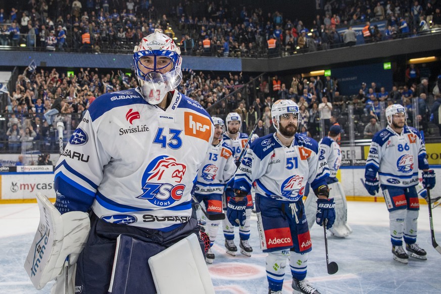 Die Spieler vom ZSC mit Torhueter Jakub Kovar nach dem Sieg beim Eishockey Playoff-Finalspiel, Spiel 3, der National League zwischen dem EV Zug und den ZSC Lions am Samstag, 23. April 2022 in Zug. (KE ...