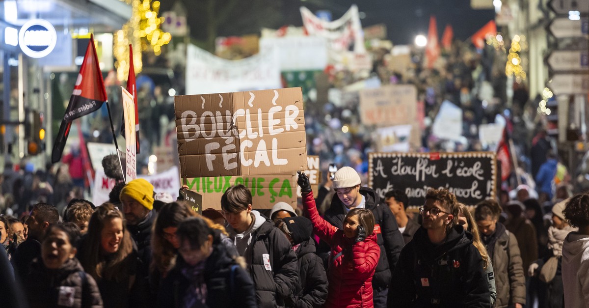 rund-20-000-menschen-demonstrieren-in-lausanne-gegen-sparmassnahmen