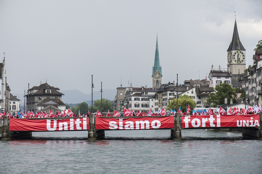 Rund 15'000 Bauarbeiter sind nach Angaben der Gewerkschaft Unia einem Demonstrationsaufruf gegen den Baumeisterverband gefolgt.