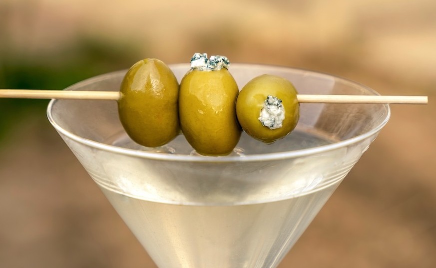 Dirty martini with green olives and blue cheese, vodka mixed alcoholic drink
oliven blauschimmelkäse trinken alkohol cocktail käse