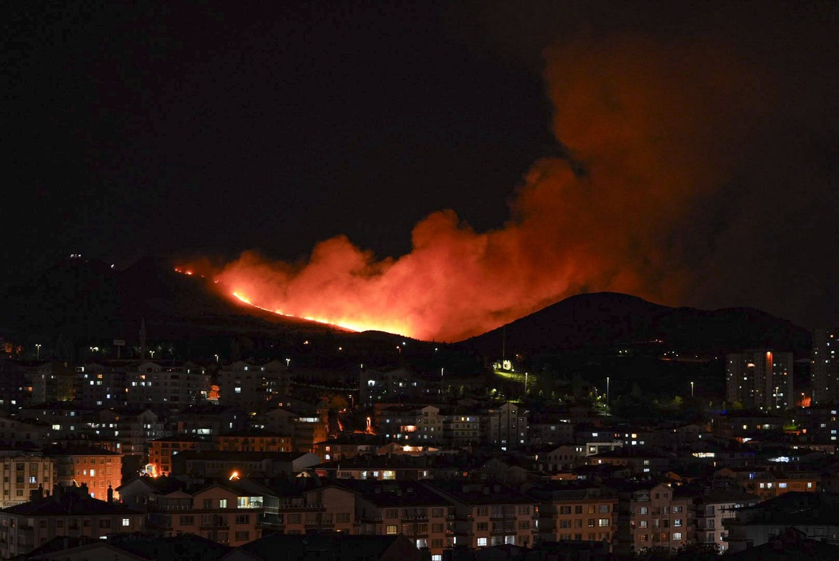 Firefighters respond to fire in wooded area in Ankara ANKARA, TURKIYE - AUGUST 23: Smoke rises from a wooded area in the Mamak district of Ankara, Turkiye on August 23, 2026, as firefighters work to e ...