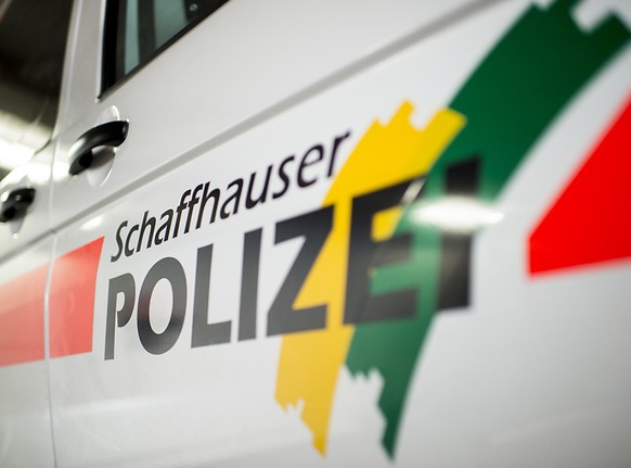 Die Schaffhauser Polizei hat auf dem Hochrein bei Hemishofen SH ein Schlauchboot, das an einer Wiffe h