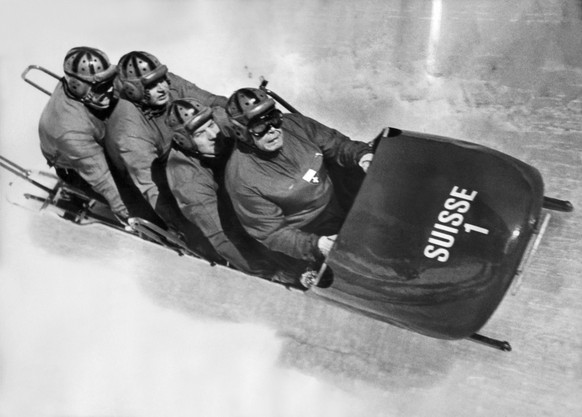 Das Bobteam Schweiz I mit dem Piloten Franz Kapus und seinen Hinterleuten Robert Alt, Gottfried Diener und Heinrich Angst, von vorne nach hinten, auf dem Weg zu ihrer Goldmedaille im Viererbob, aufgen ...