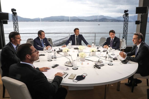 epa08659402 French President Emmanuel Macron (C) opens the plenary session of the seventh MED7 Mediterranean countries summit with (From L) Malta&#039;s Prime Minister Robert Abela, Spain&#039;s Prime ...