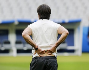 Permanente Rückfallgefahr: Löw kommt im Training dem kritischen Bereich wieder gefährlich nahe.