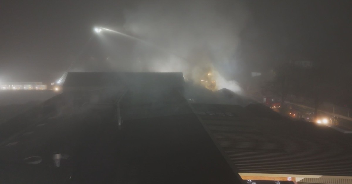 Warnung-an-Bev-lkerung-Starke-Rauchentwicklung-wegen-Brand-in-Aargauer-Gewerbehalle