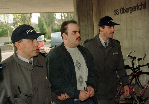 Im November 1998 wird der Uzi-Killer zur Berufungsverhandlung in das Obergericht Aarau geführt.