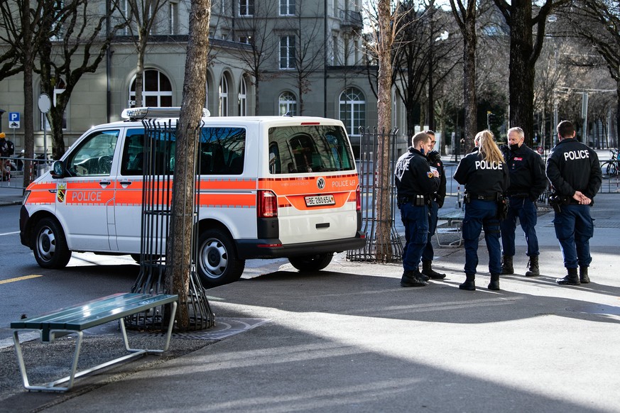 Die Polizei sperrt die Bundesgasse und stoppt den Schweizer Konvoi fuer Freiheit, am Montag, 7. Februar 2022, in Bern. Je rund fuenfzig Autos aus der Deutschweiz und der Romandie versuchten mit einem  ...