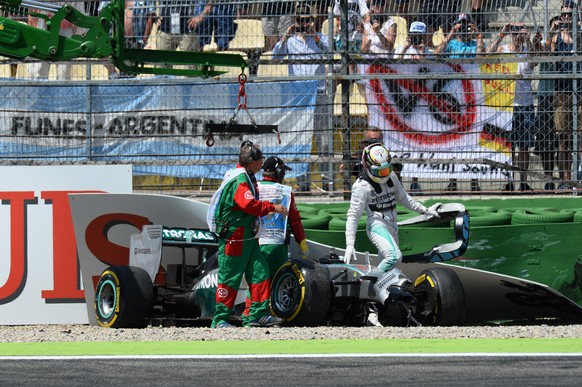 Grosses Glück: Lewis Hamilton kann das ramponierte Fahrzeug aus eigener Kraft verlassen.