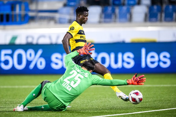 L&#039;attaquant bernois Ebrima Colley, centre, marque le premier but au gardien lausannois Karlo Letica lors de la rencontre du championnat de football de Super League entre le FC Lausanne-Sport et B ...