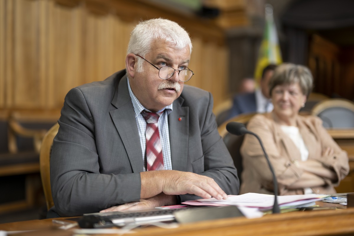 Othmar Reichmuth, Mitte-SZ, links, spricht neben Isabelle Chassot, Mitte-FR, rechts, waehrend der Sommersession der Eidgenoessischen Raete, am Donnerstag, 8. Juni 2023 im Staenderat in Bern. (KEYSTONE ...