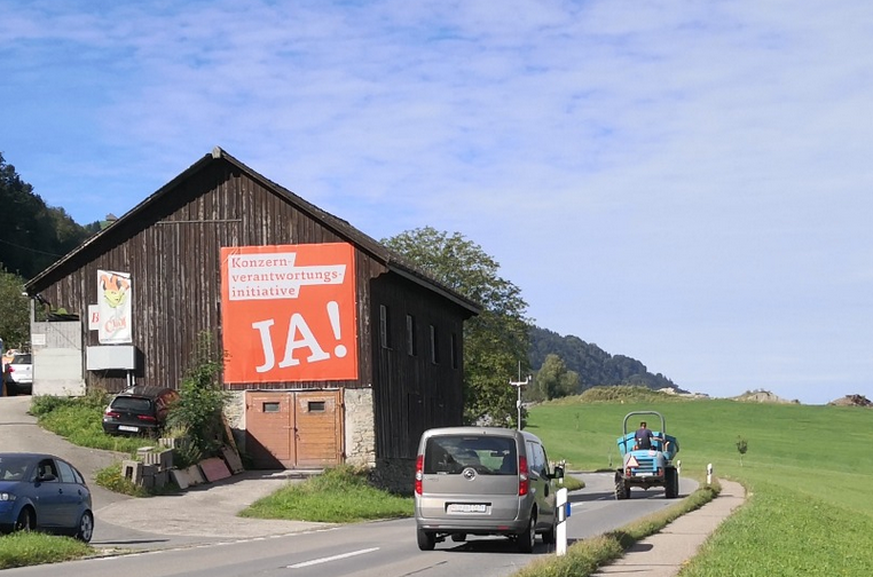 Mit Fahnen und Bannern weibeln die Befürworter der Konzernverantwortungsinitiative für ihr Anliegen.