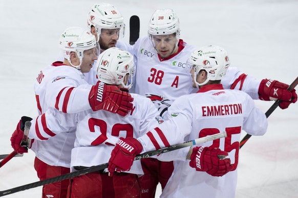 Lausannes Ronalds Kenins, Vladimir Roth, Christoph Bertschy,, Lukas Frick, Cory Emmerton, von links, jubeln waehrend dem Meisterschaftsspiel der National League zwischen den SCL Tigers und dem HC Laus ...