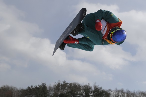 epa06519718 Scotty James of Australia in action during the Men&#039;s Snowboard Halfpipe qualification run at the Bokwang Phoenix Park during the PyeongChang 2018 Olympic Games, South Korea, 13 Februa ...