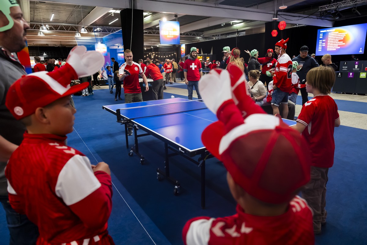 Fans play table tennis in the fan zone at Jyske Bank Boxen, during the IIHF 2025 World Championship, in Herning, Denmark, Friday, May 16, 2025. (KEYSTONE/Salvatore Di Nolfi)