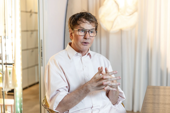 «Du bist ein Dienstleister. Das war's.» Felix Fischer in seinem Zuhause in Zürich, das gleichzeitig sein Salon ist.