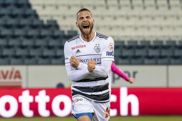 Pajtim Kasami von Basel feiert sein Tor zum 0:2 beim Super League Meisterschaftsspiel zwischen dem FC Luzern und dem FC Basel vom Mittwoch, 23. Dezember 2020 in Luzern. (KEYSTONE/Urs Flueeler)