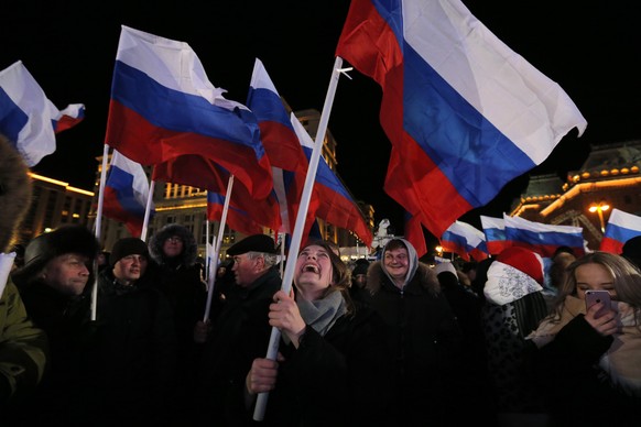 epa06612868 People attend a rally in Manezhnaya Square near the Kremlin during the ongoing presidential elections in Moscow, Russia, 18 March 2018. Russians are electing the President of Russia in the ...