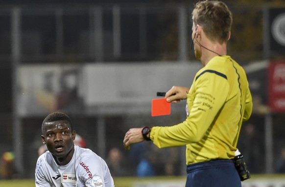 Le Monts Ciss sieht früh die Rote Karte und handelt seinem Team ein schweres Handicap ein.