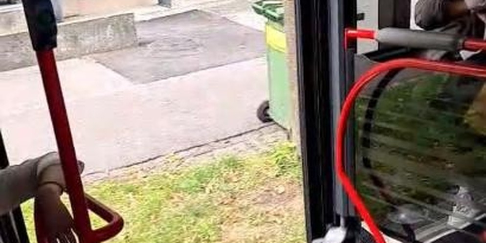 Bernmobil-Bus fährt mit offener Tür weiter.