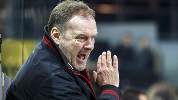 Tigers&#039; Head coach Heinz Ehlers shouts against his players, during a National League regular season game of the Swiss Championship between Geneve-Servette HC and SCL Tigers, at the ice stadium Le ...