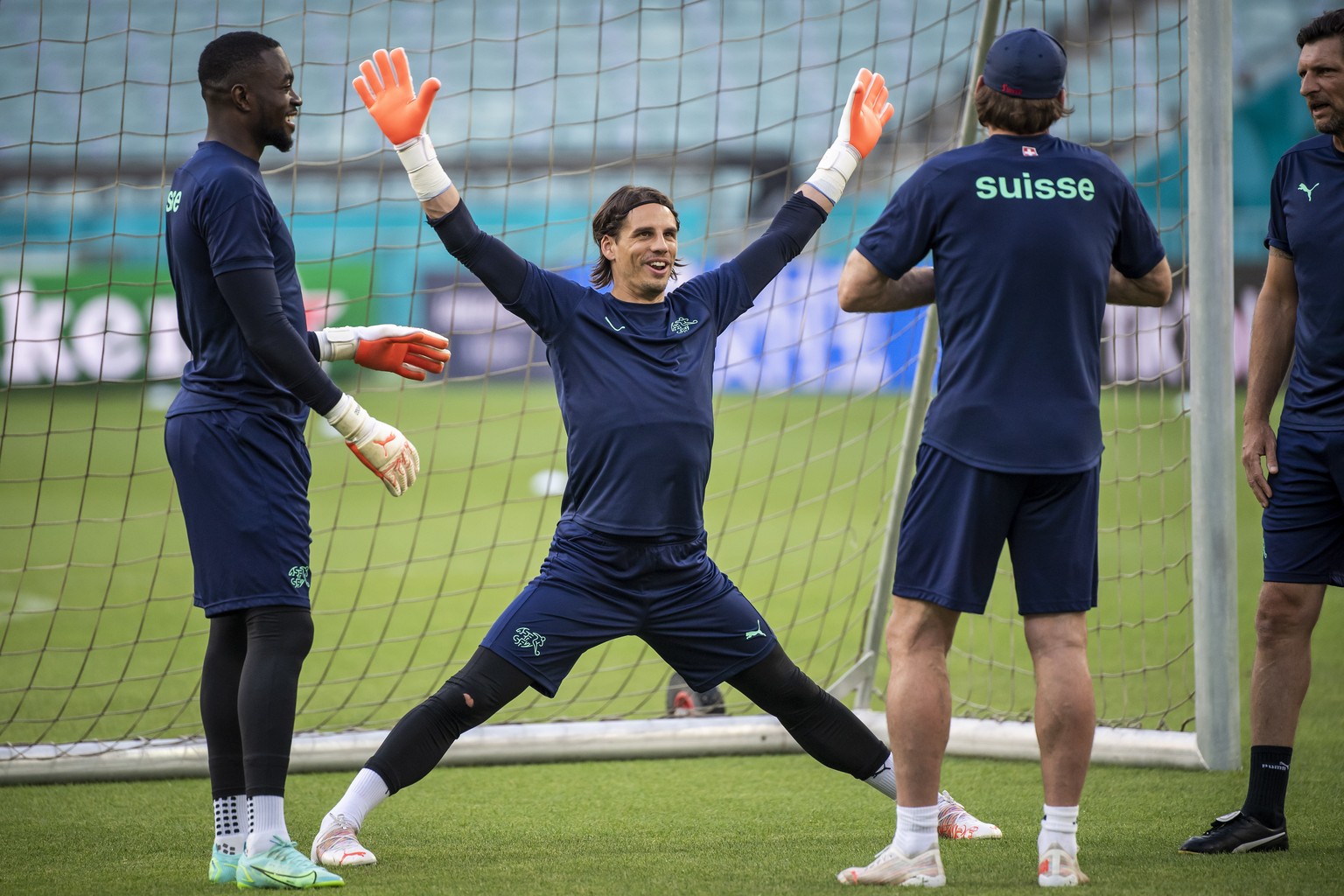 epa09286150 Switzerland&#039;s goalkeeper Yann Sommer (C) reacts next to Switzerland&#039;s goalkeeper Yvon Mvogo (L) during a training session for the Euro 2020 soccer tournament in Baku, Azerbaijan, ...