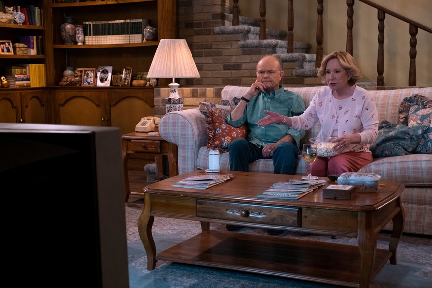That ‘90s Show. (L to R) Kurtwood Smith as Red Forman, Debra Jo Rupp as Kitty Forman in episode 104 of That ‘90s Show. Cr. Patrick Wymore/Netflix © 2022