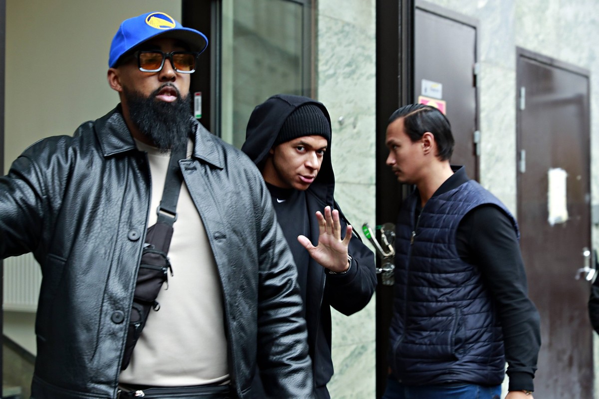 Injured French soccer player Kylian MbappÃ leaves the Bank hotel where he has stayed during his visit to Stockholm. STOCKHOLM SWEDEN x2884x *** Injured French soccer player Kylian MbappÃ leaves the Ba ...