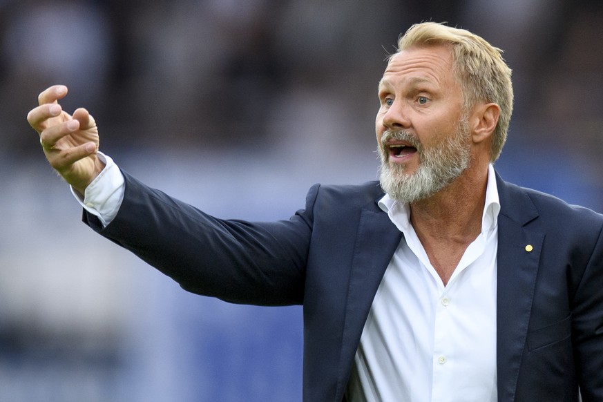 L&#039;entraineur zuerichois Thorsten Fink donne des conseils a ses joueurs lors de la rencontre de football de Super League entre le FC Lausanne-Sport, LS, et le Grasshopper Club Zuerich, GC, ce same ...