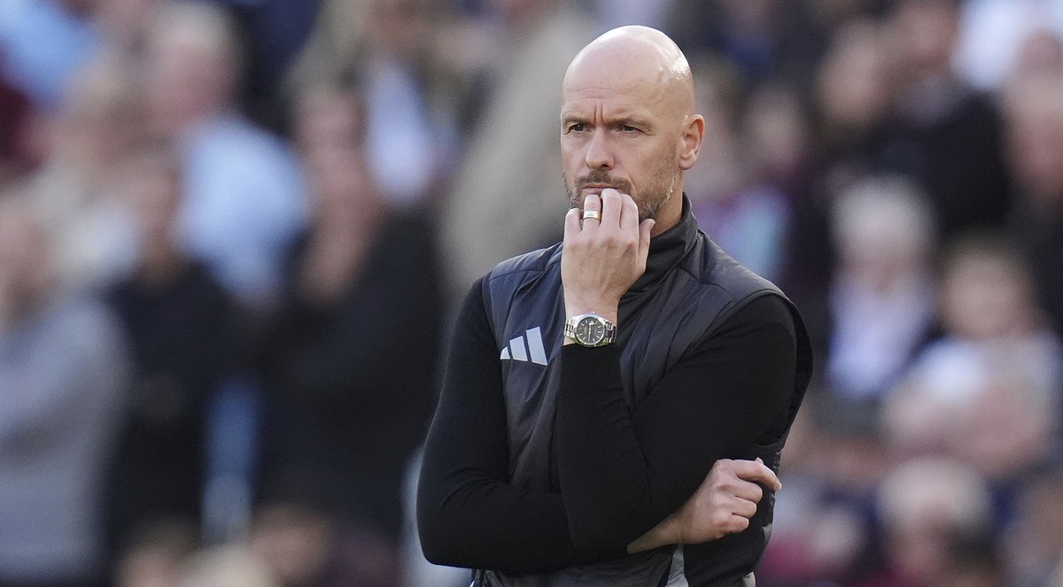 Manchester United manager Erik ten Hag on the touchline during the English Premier League soccer match between West Ham United and Manchester United at the London Stadium in London, Sunday, Oct. 27, 2 ...