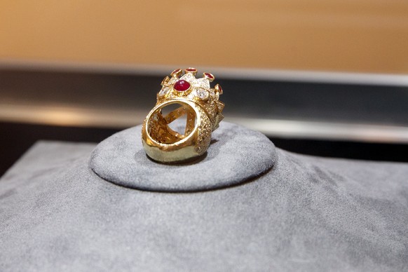 epa10758306 The gold, ruby, and diamond crown ring, designed and commissioned by Tupac Shakur in 1996, is on display before it hits auction at Sotheby&#039;s in New York, New York, USA, 20 July 2023.  ...