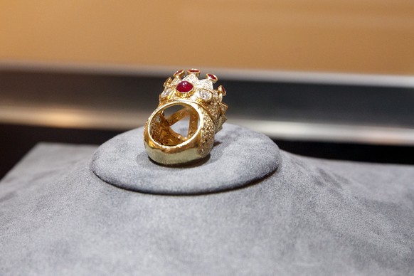 epa10758306 The gold, ruby ​​and diamond crown ring, designed and commissioned by Tupac Shakur in 1996, is on display before being auctioned at Sotheby's in New York, New York, U.S., July 20, 2023. ...
