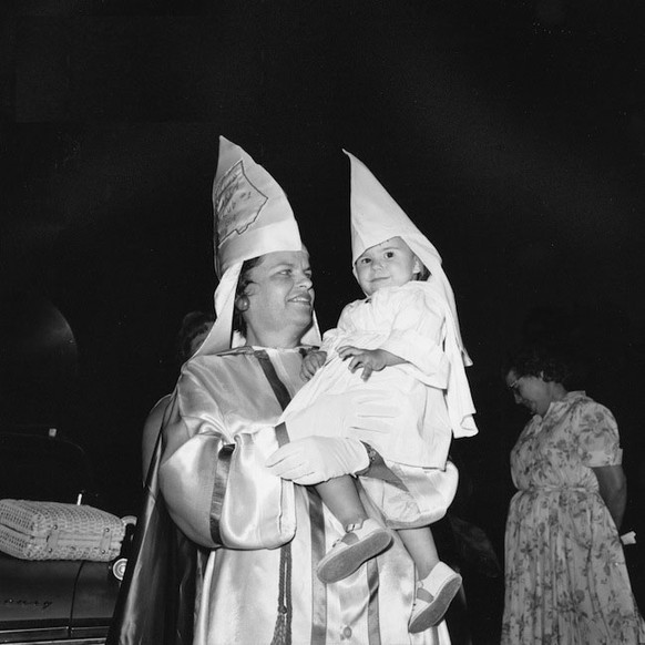 Keiner zu klein, Klan-Mitglied zu sein: Klan-Frau mit Kind und Kapuze 1965 in Atlanta, Georgia.<br data-editable="remove">