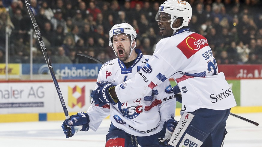 Zuerichs Patrick Geering, links, jubelt nach seinem Tor zum 1-2 neben Teamkollege Dave Sutter, im dritten Eishockey Playoff-Halbfinalspiel der National League zwischen dem SC Bern und den ZSC Lions, a ...