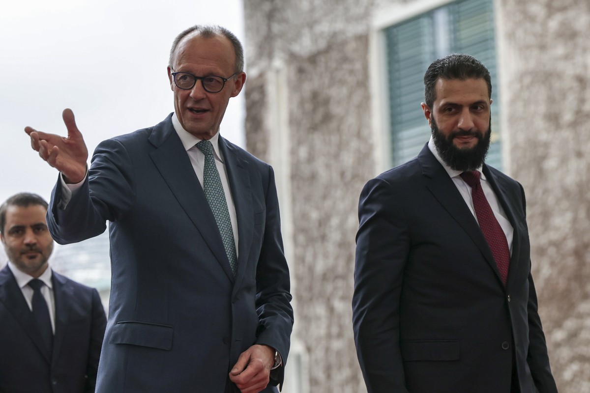 epa12859986 German Chancellor Friedrich Merz (L) welcomes Syrian President Ahmed al-Sharaa (R) for their meeting at the Federal Chancellery in Berlin, Germany, 30 March 2026. EPA/FILIP SINGER