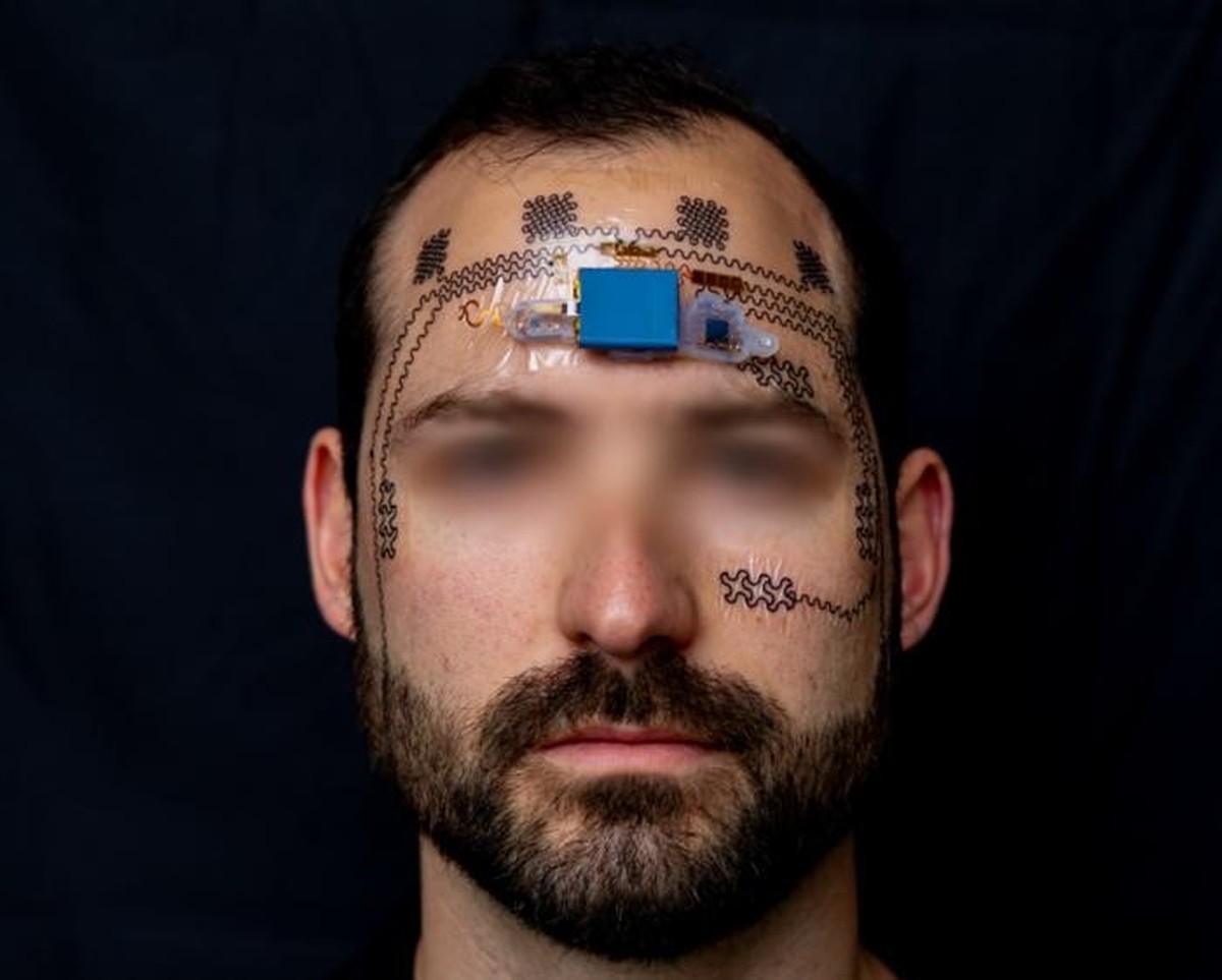 Elektronisches Tattoo / E-tattoo im gersicht misst geistige belastung, stresslevel